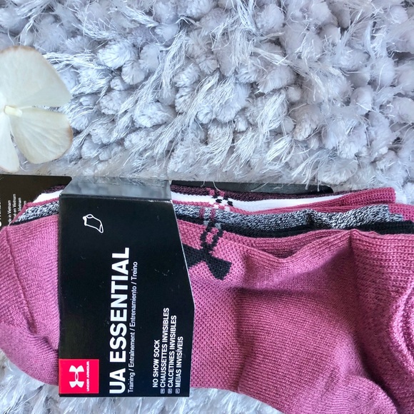 New with tags UNDER ARMOR 6 pack ESSENTIAL SOCKS. - Picture 7 of 7